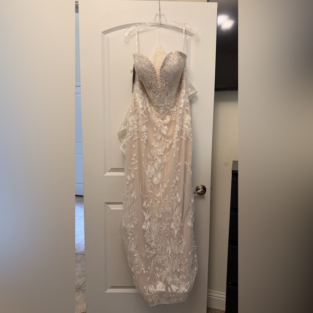 Elegant Cream Floral Lace Wedding Dress